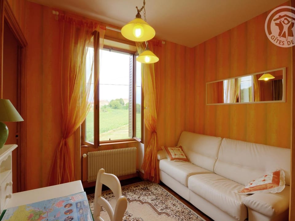 Gîte Charmant avec Terrasse et Jardin, Animaux Bienvenus Country House in Auvergne-Rhône-Alpes