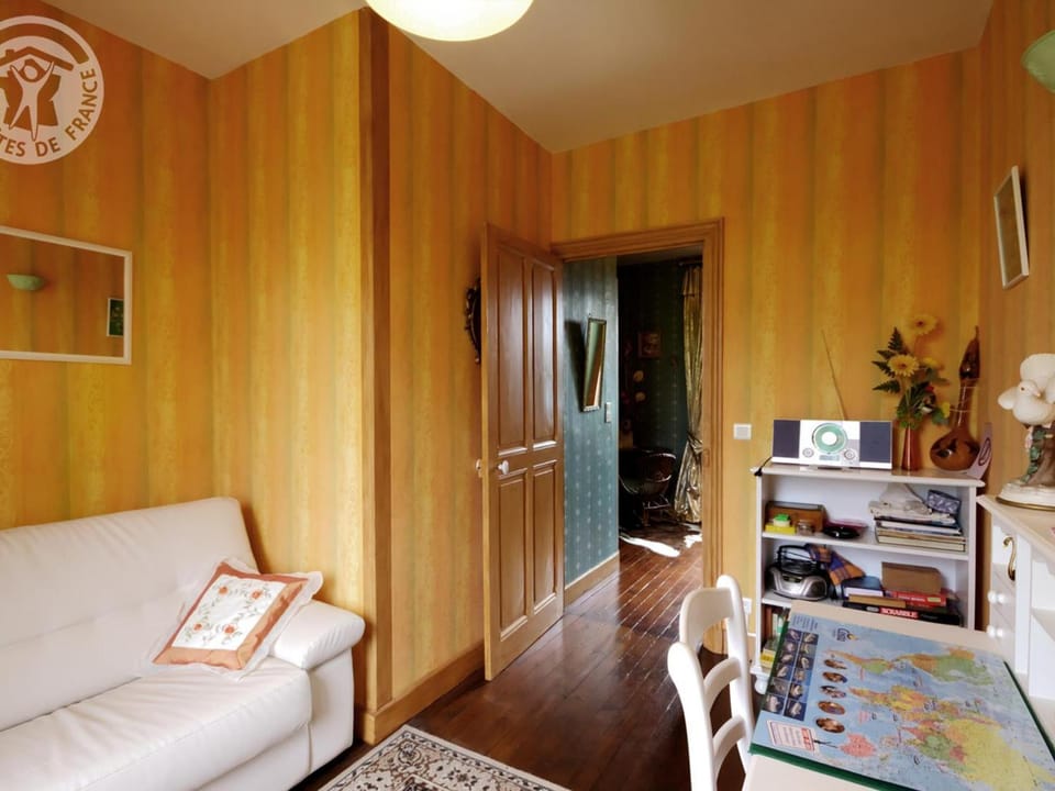 Gîte Charmant avec Terrasse et Jardin, Animaux Bienvenus - FR-1-496-90 House in Auvergne-Rhône-Alpes