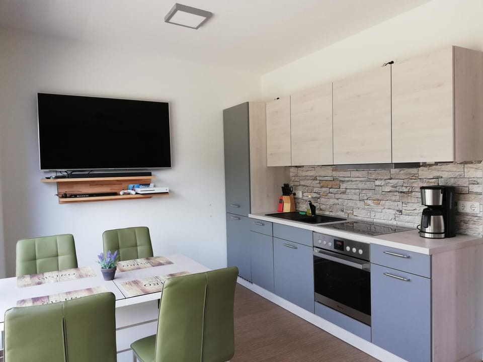 TV and multimedia, Coffee/tea facilities, Kitchen or kitchenette, Seating area, Dining area, oven, stove