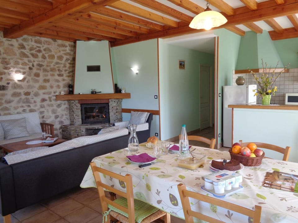 Gîte convivial avec jardin, cheminée et animaux acceptés près de Roanne - FR-1-496-93 House in Auvergne-Rhône-Alpes