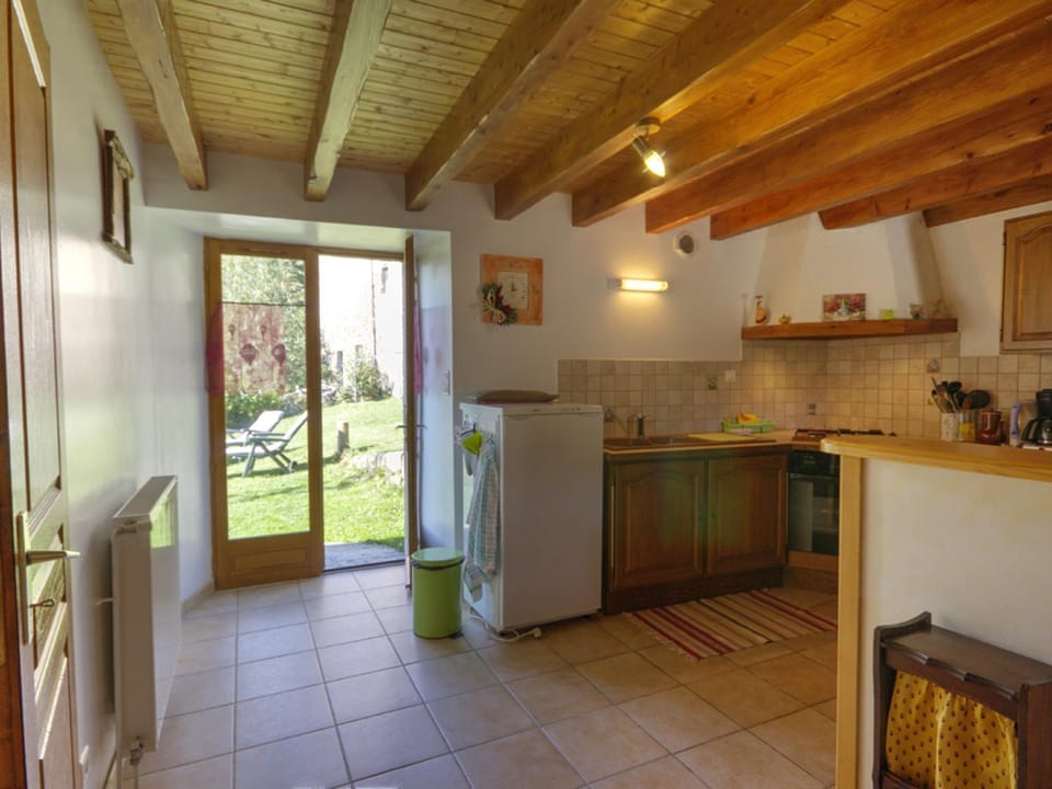 Gîte de charme avec cheminée, wifi inclus - FR-1-496-96 House in Auvergne-Rhône-Alpes