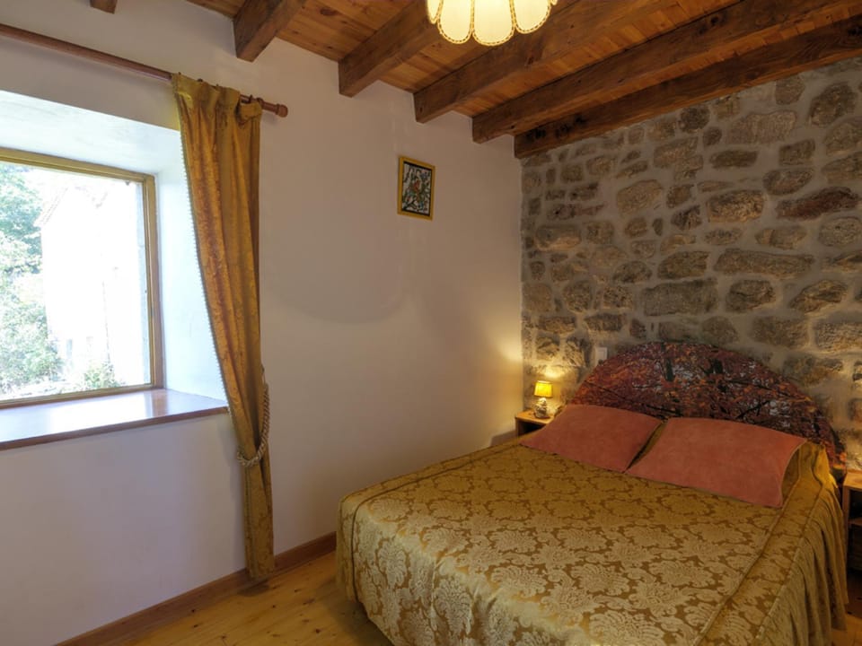Gîte de charme avec cheminée, wifi inclus - FR-1-496-96 House in Auvergne-Rhône-Alpes