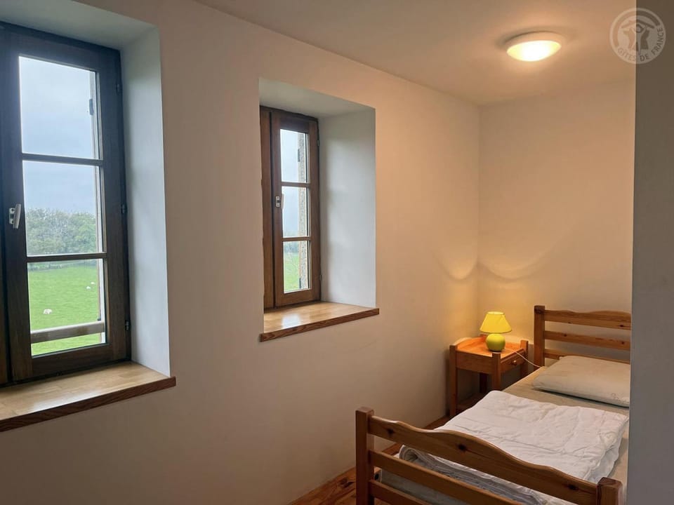 Gîte isolé et paisible aux Monts de la Madeleine avec animaux admis - FR-1-496-100 House in Auvergne-Rhône-Alpes