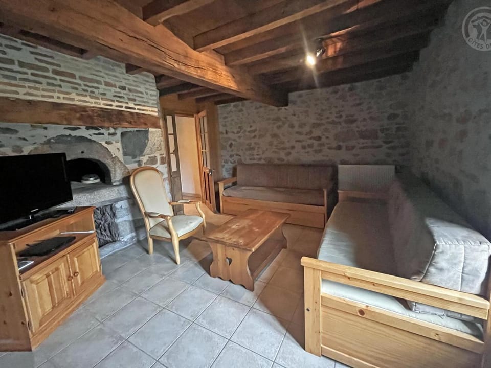 Gîte isolé et paisible aux Monts de la Madeleine avec animaux admis - FR-1-496-100 House in Auvergne-Rhône-Alpes