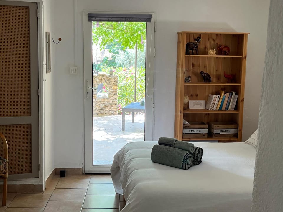 Le mazet en été en garrigue nimoise et parking Bed and Breakfast in Nimes