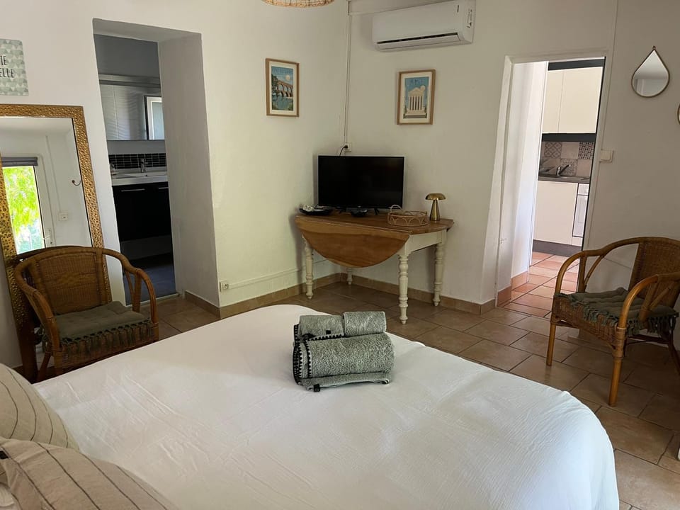 Le mazet en été en garrigue nimoise et parking Bed and Breakfast in Nimes