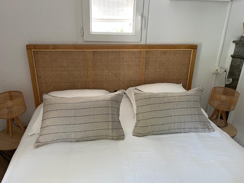 Le mazet en été en garrigue nimoise et parking Bed and Breakfast in Nimes