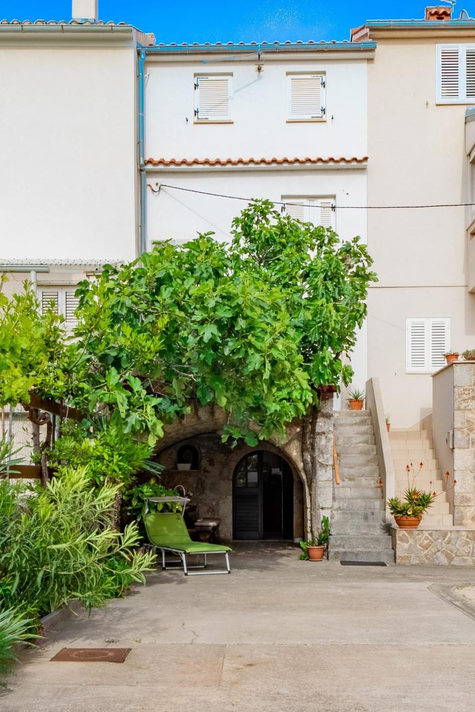 Property building, Patio, Facade/entrance