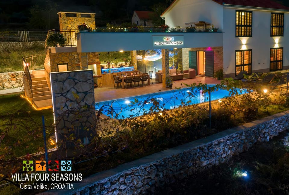 Toilet, Property building, Night, Balcony/Terrace, Seating area, Dining area, Pool view, Swimming pool