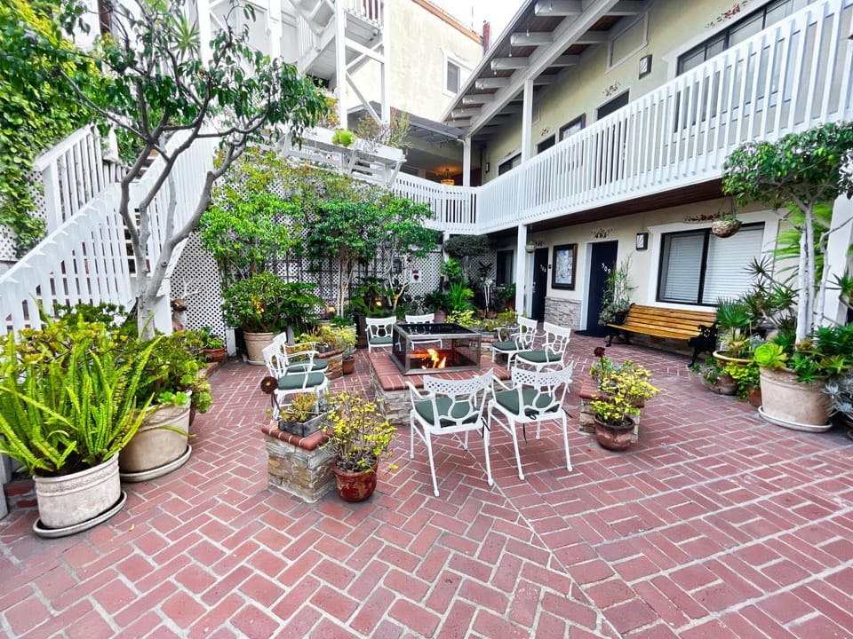 Property building, Patio, Garden, Balcony/Terrace, Garden view