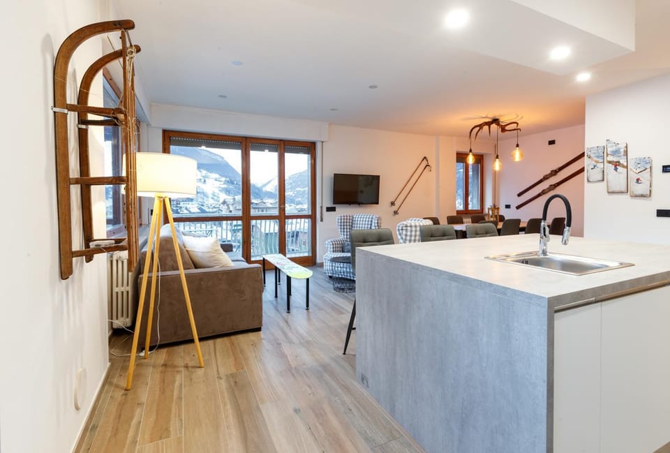 Centre of Old Town, Fully Renovated, Amazing Views & Car Park Apartment in Bormio