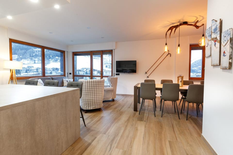 Centre of Old Town, Fully Renovated, Amazing Views & Car Park Apartment in Bormio