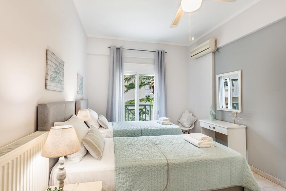 Bed, Photo of the whole room, Bedroom, fireplace, air conditioner