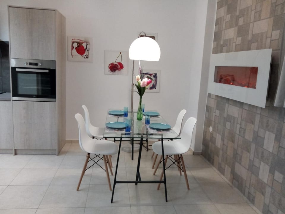 Kitchen or kitchenette, Dining area