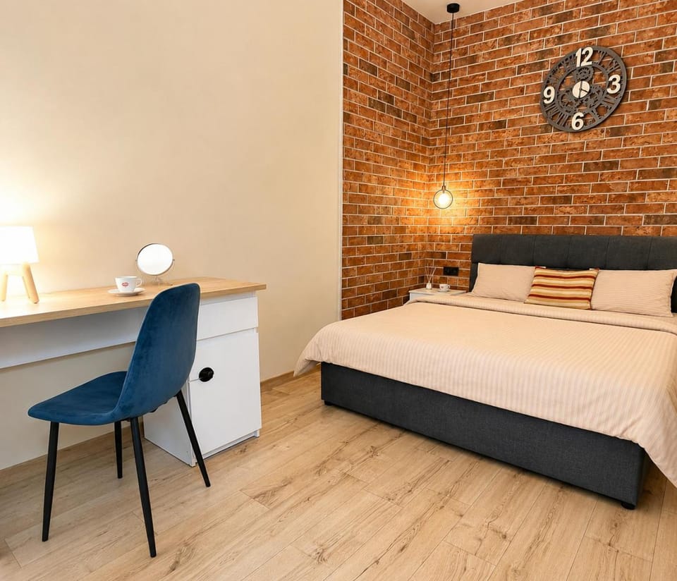 Bed, Photo of the whole room, Seating area, Bedroom