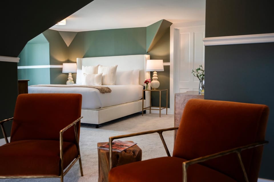 Bed, Photo of the whole room, Seating area, Bedroom
