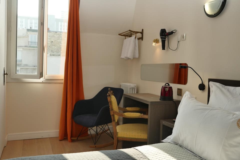 Staff, Bed, People, Coffee/tea facilities, View (from property/room), Photo of the whole room, Decorative detail, Decorative detail, Seating area, Bedroom, City view, City view, Street view, Street view, Family, Quiet street view, Inner courtyard view
