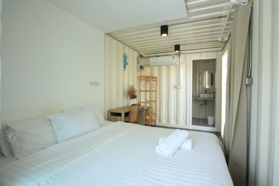 Bed, Photo of the whole room, Bedroom, towels