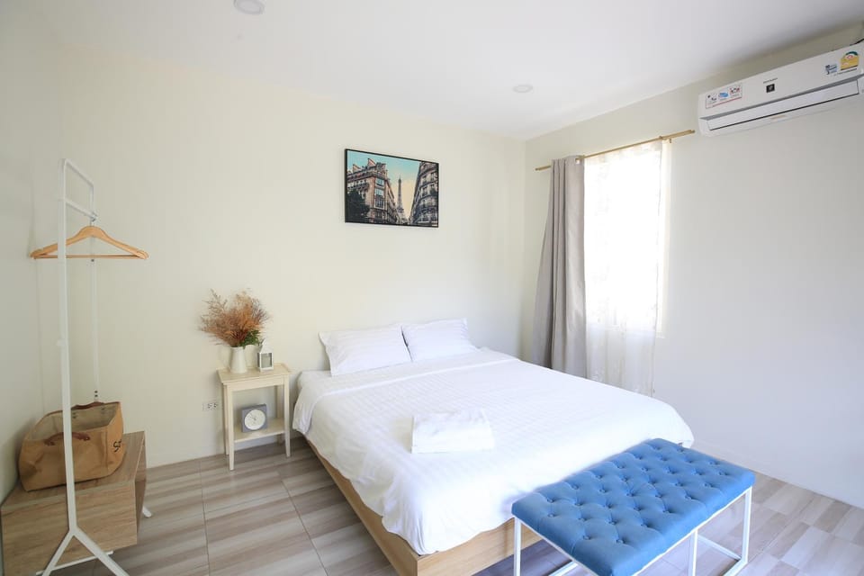 Bed, Bedroom, towels