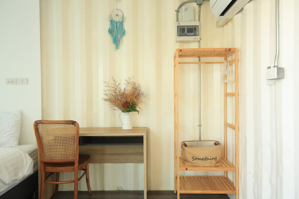 Seating area, Bedroom, air conditioner