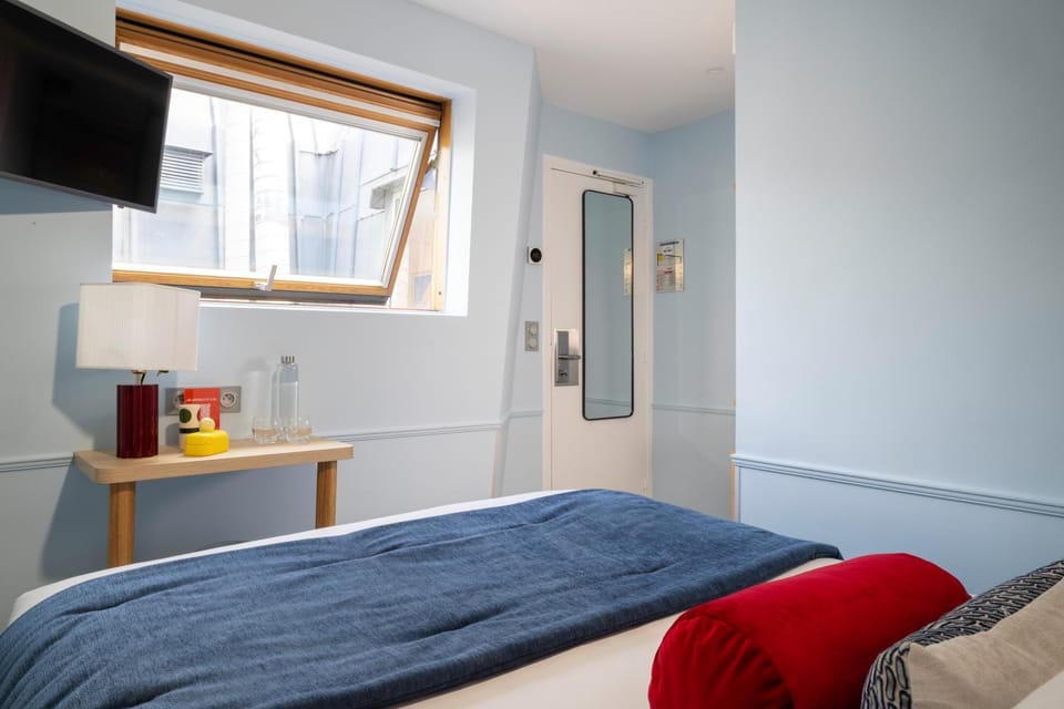 Bed, TV and multimedia, Photo of the whole room, Bedroom