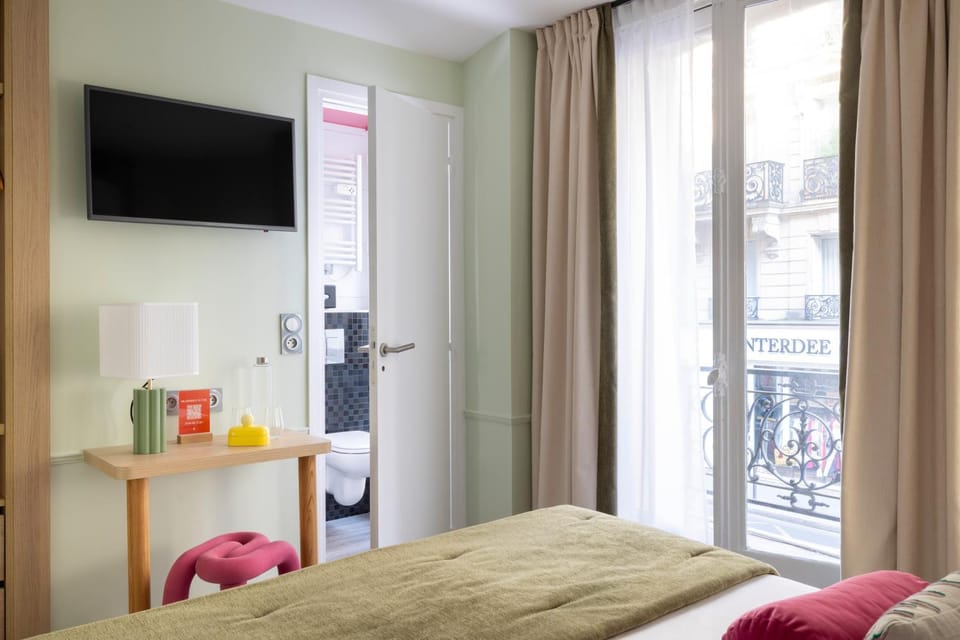 Bed, TV and multimedia, Photo of the whole room, Bedroom