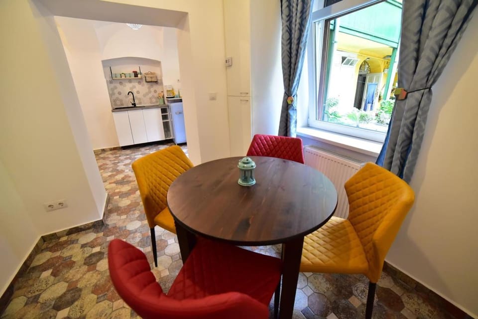 Seating area, Dining area