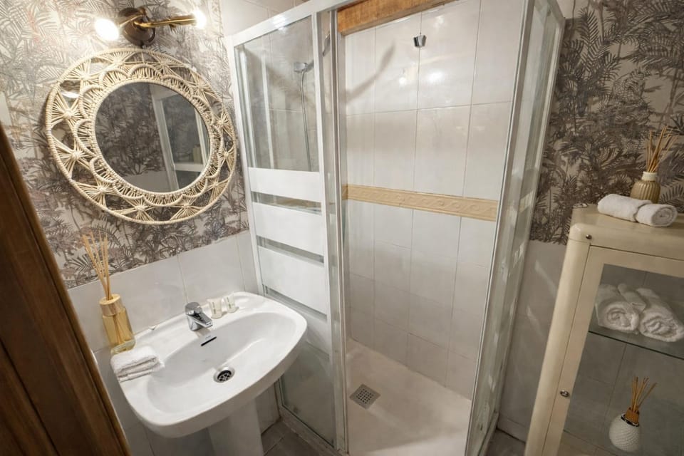 Shower, Toilet, Bathroom, towels