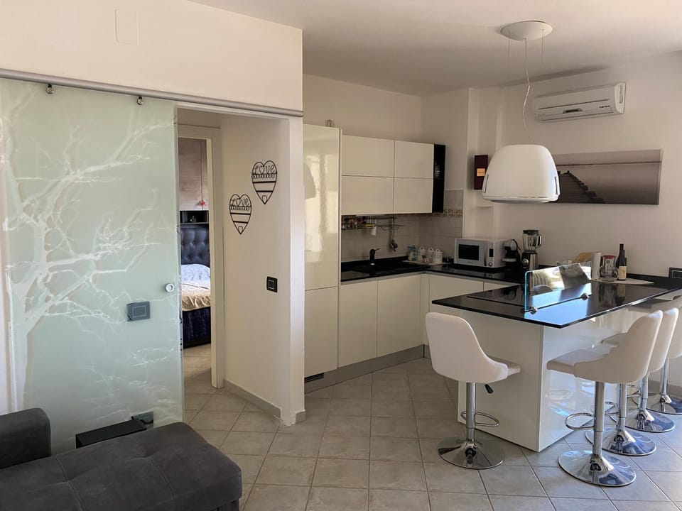 Kitchen or kitchenette, Dining area, minibar, pet friendly, stove, air conditioner