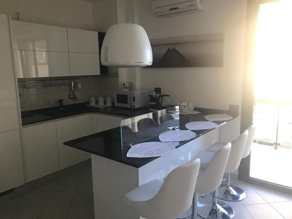 Kitchen or kitchenette, Dining area, minibar, stove