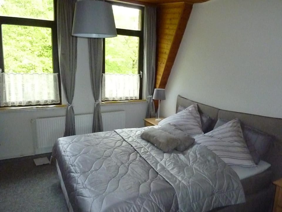 Staff, Bed, People, Photo of the whole room, Bedroom, Family