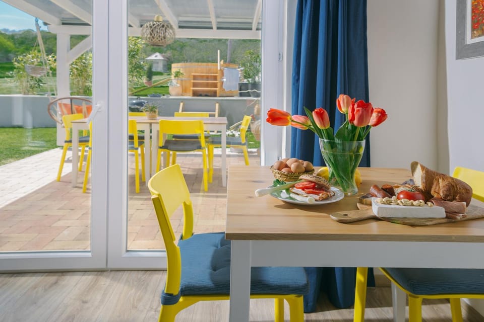 Dining area, Swimming pool, Breakfast