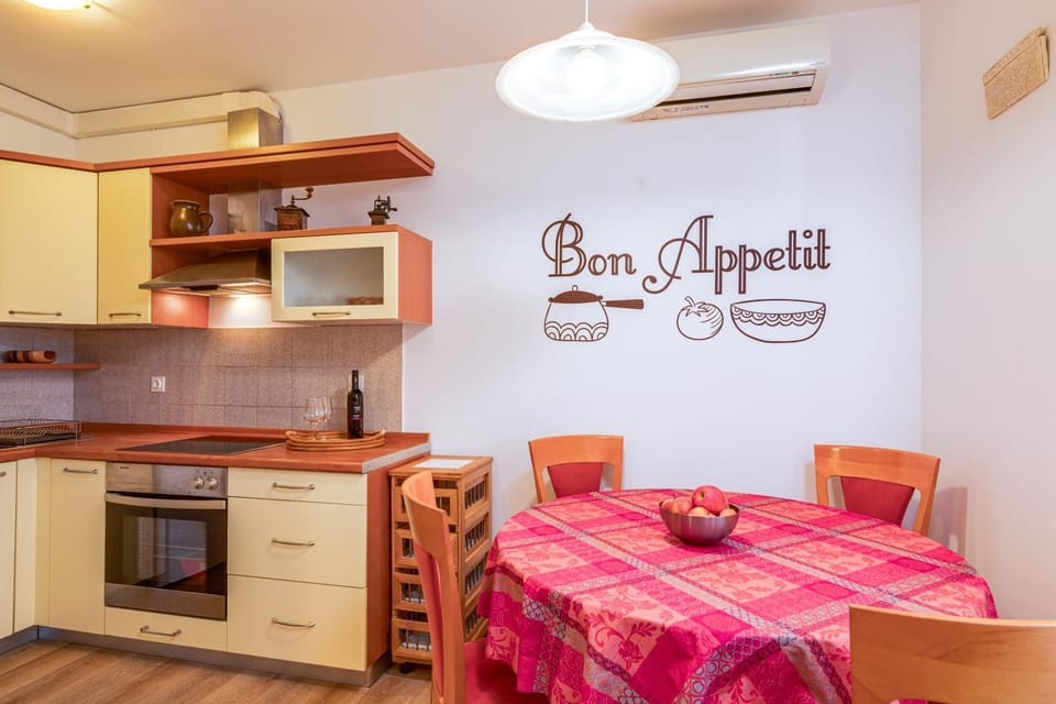 Dining area, kitchen