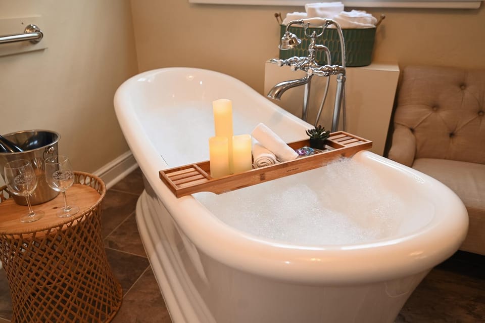 The Lakehouse Inn Geneva Inn in Geneva-on-the-Lake