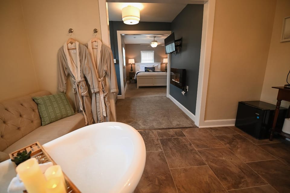 The Lakehouse Inn Geneva Inn in Geneva-on-the-Lake