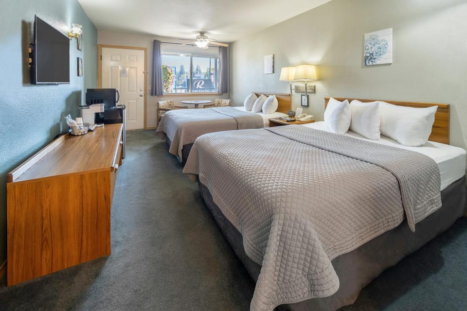 Bed, Bedroom, microwave