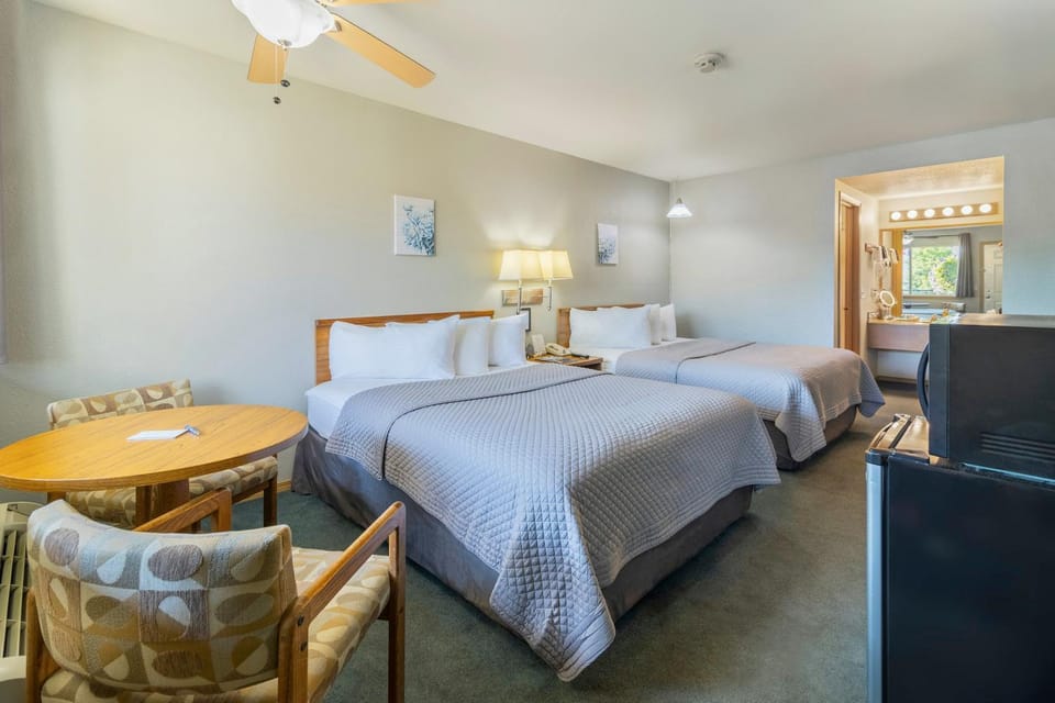 Bed, Bedroom, microwave