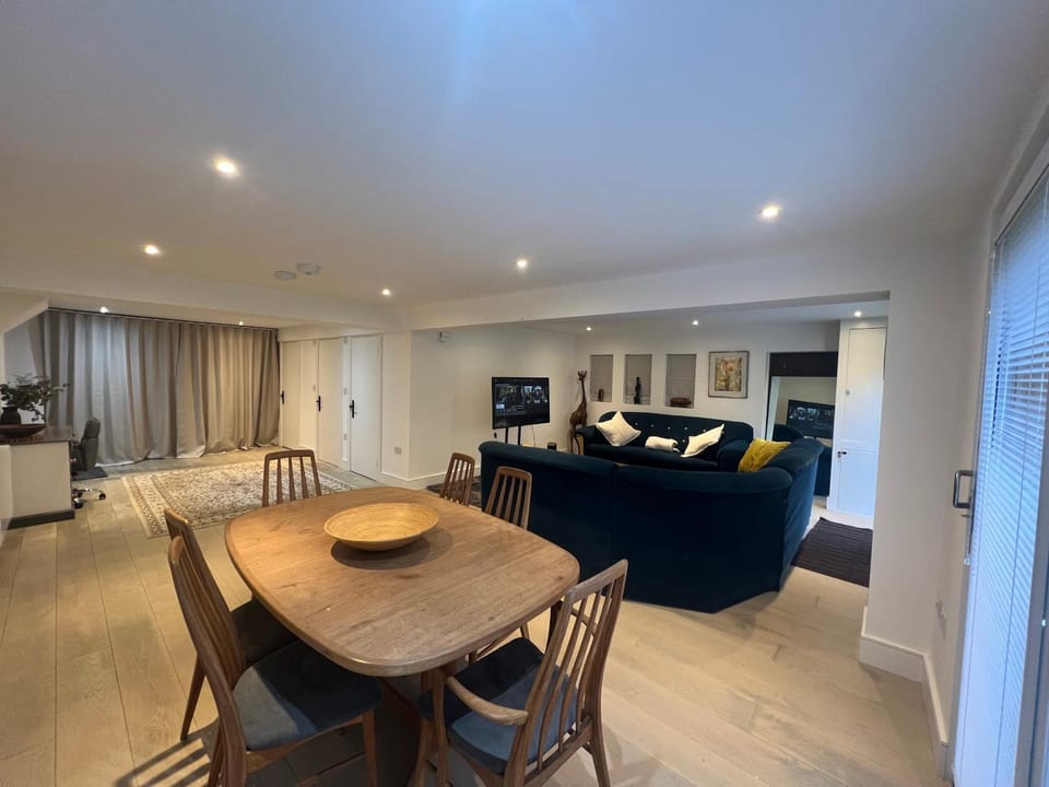 TV and multimedia, Living room, Seating area, Dining area