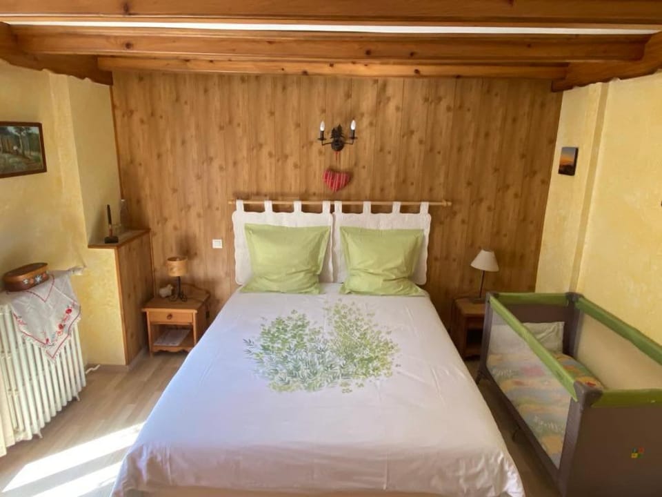 Bed, Photo of the whole room, Bedroom, cot