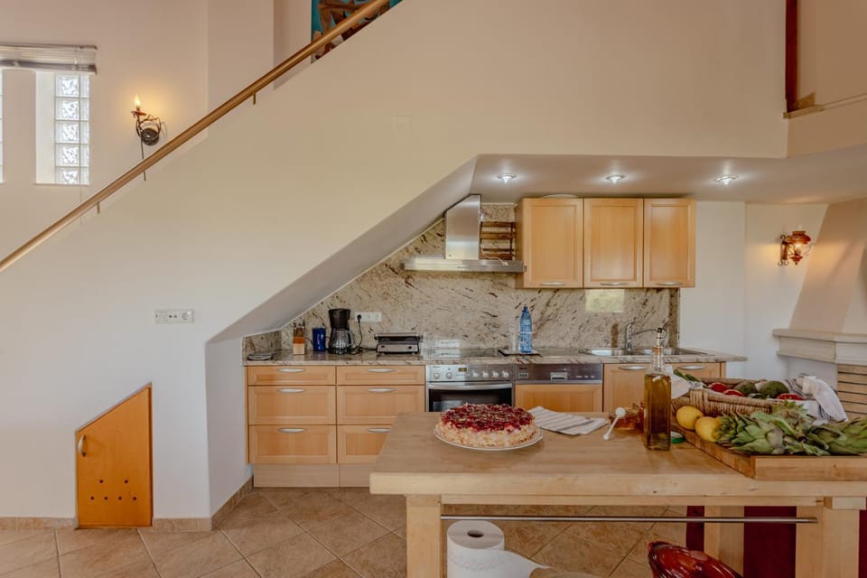 Kitchen or kitchenette, Food and drinks, Food, stove