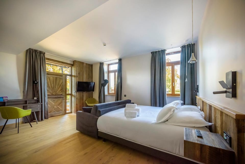 Bed, TV and multimedia, Photo of the whole room, Bedroom