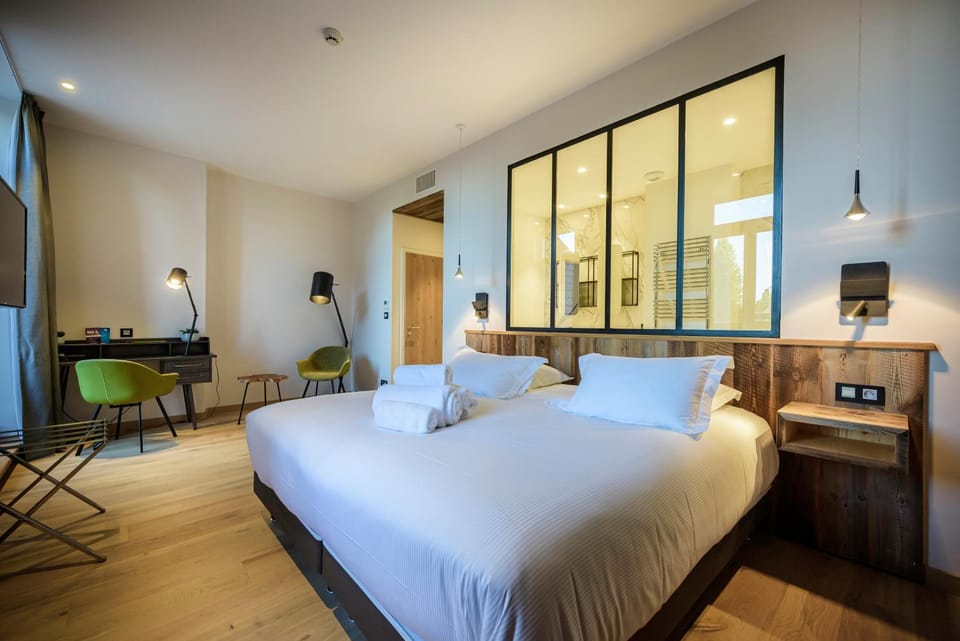 Bed, TV and multimedia, Photo of the whole room