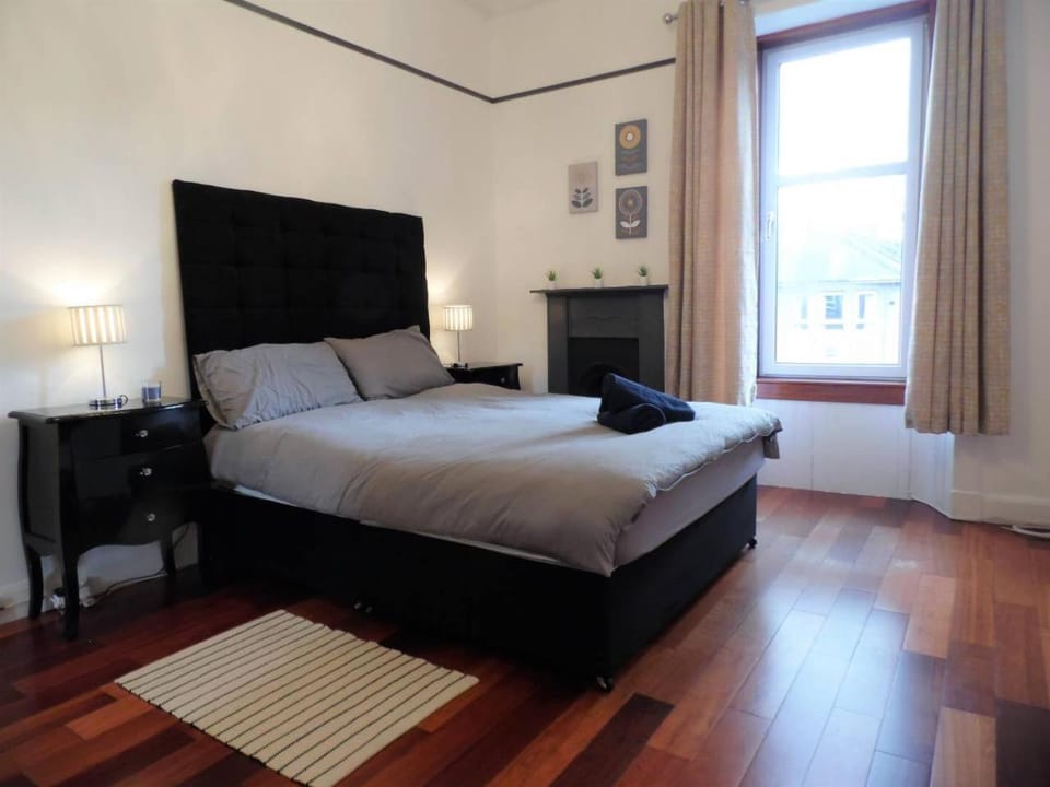 4 Bed Apartment, Paisley - Near GLA Airport Apartment in Paisley