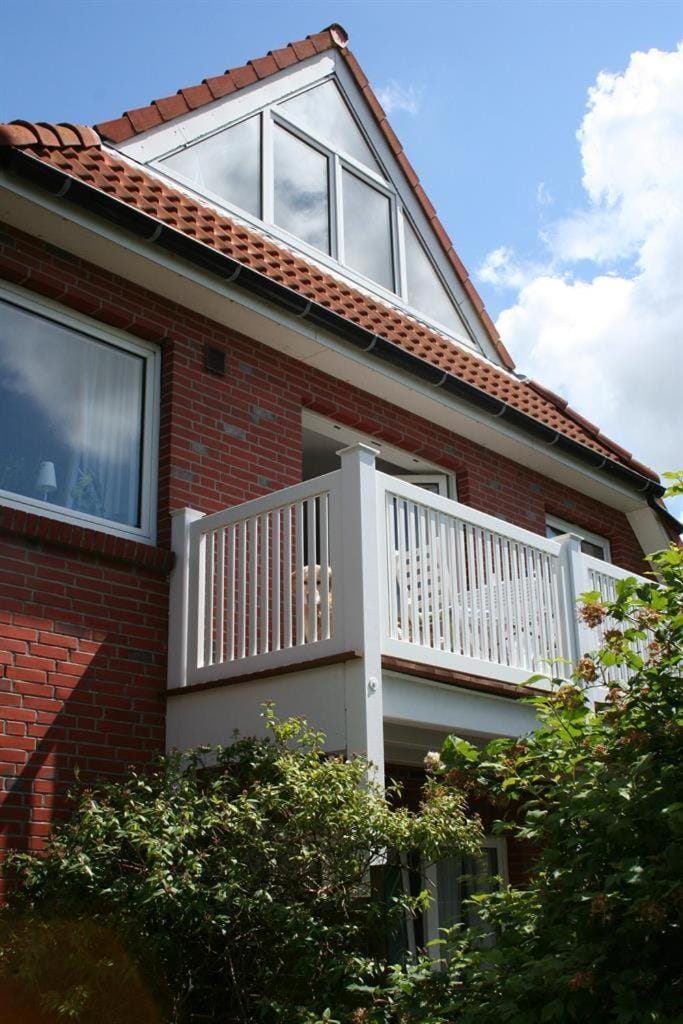 Property building, Day, Balcony/Terrace