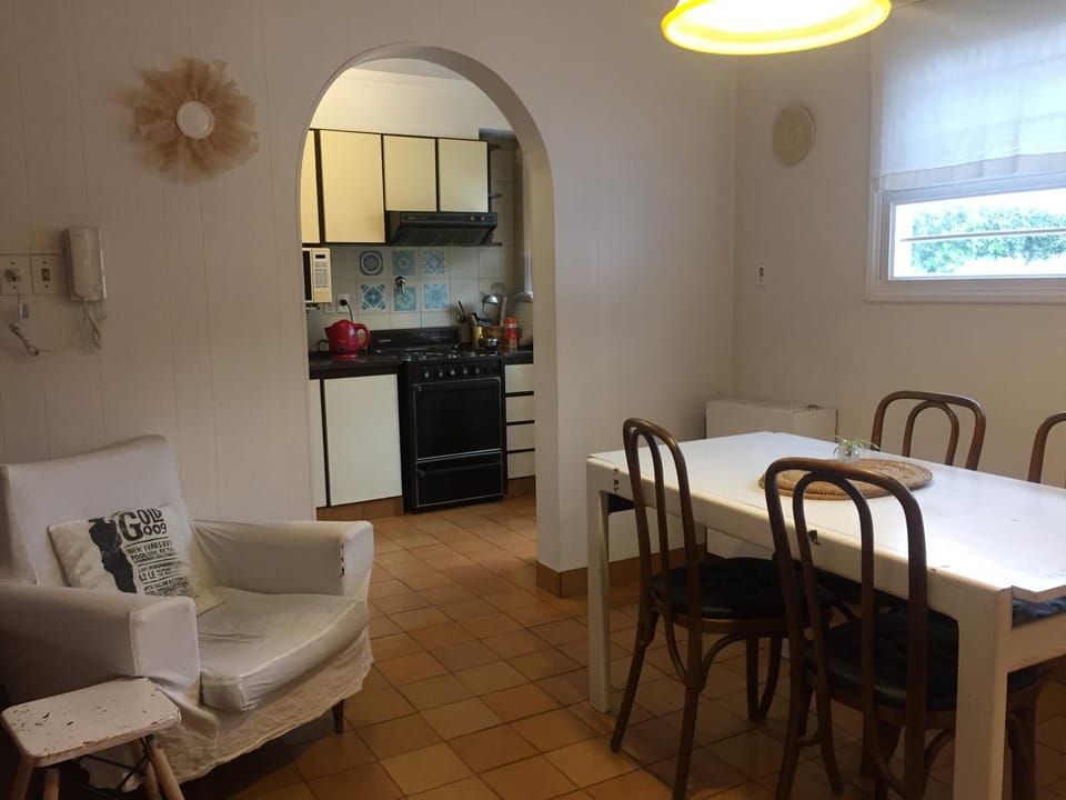 Kitchen or kitchenette, Seating area, Dining area