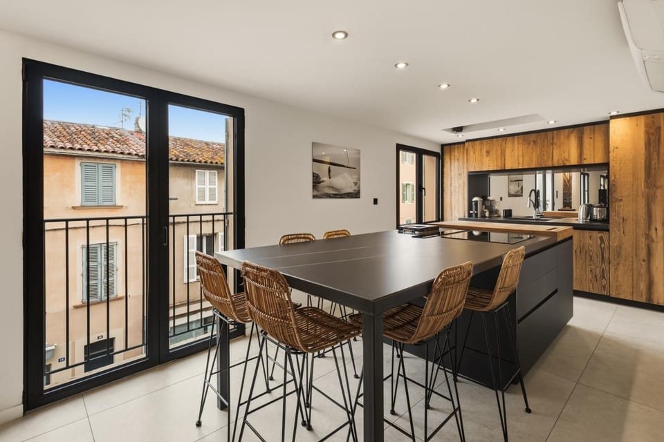 Kitchen or kitchenette, Dining area