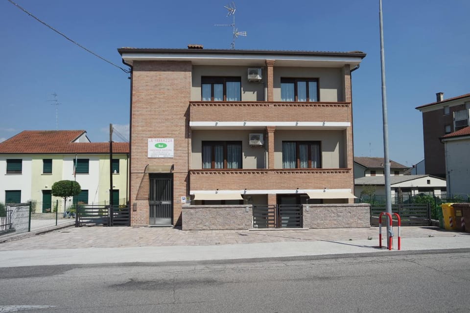 Facade/entrance