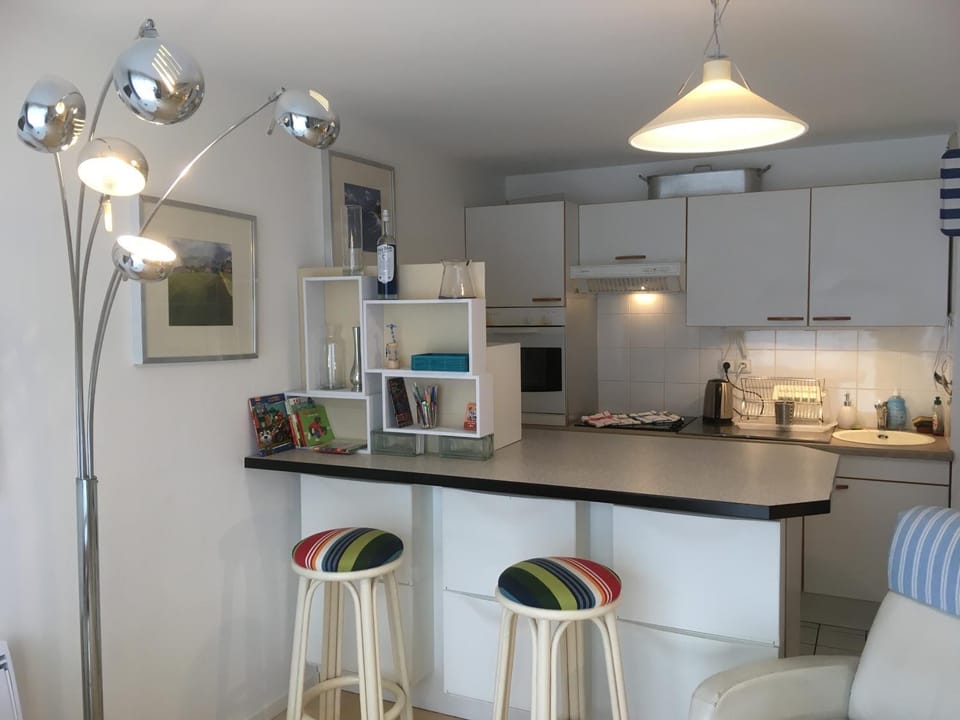 Coffee/tea facilities, Kitchen or kitchenette, Dining area