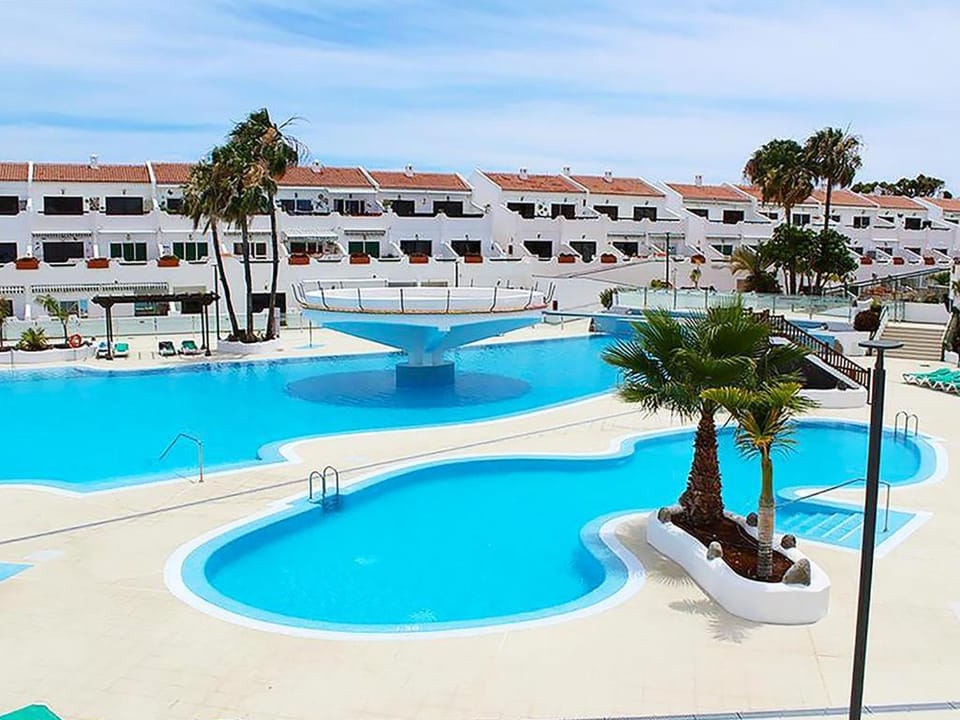 Property building, Swimming pool, sunbed