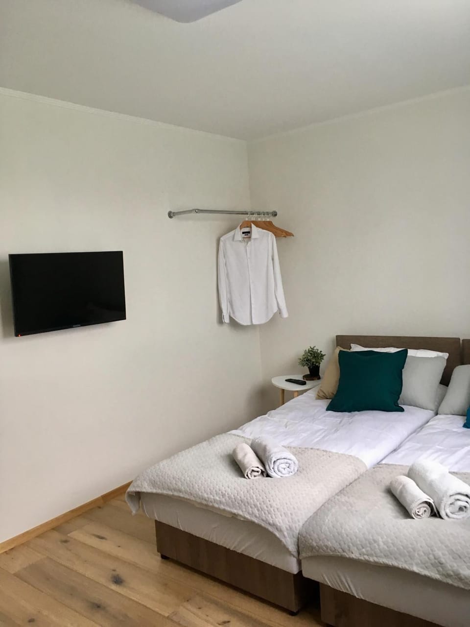 Bed, TV and multimedia, Bedroom